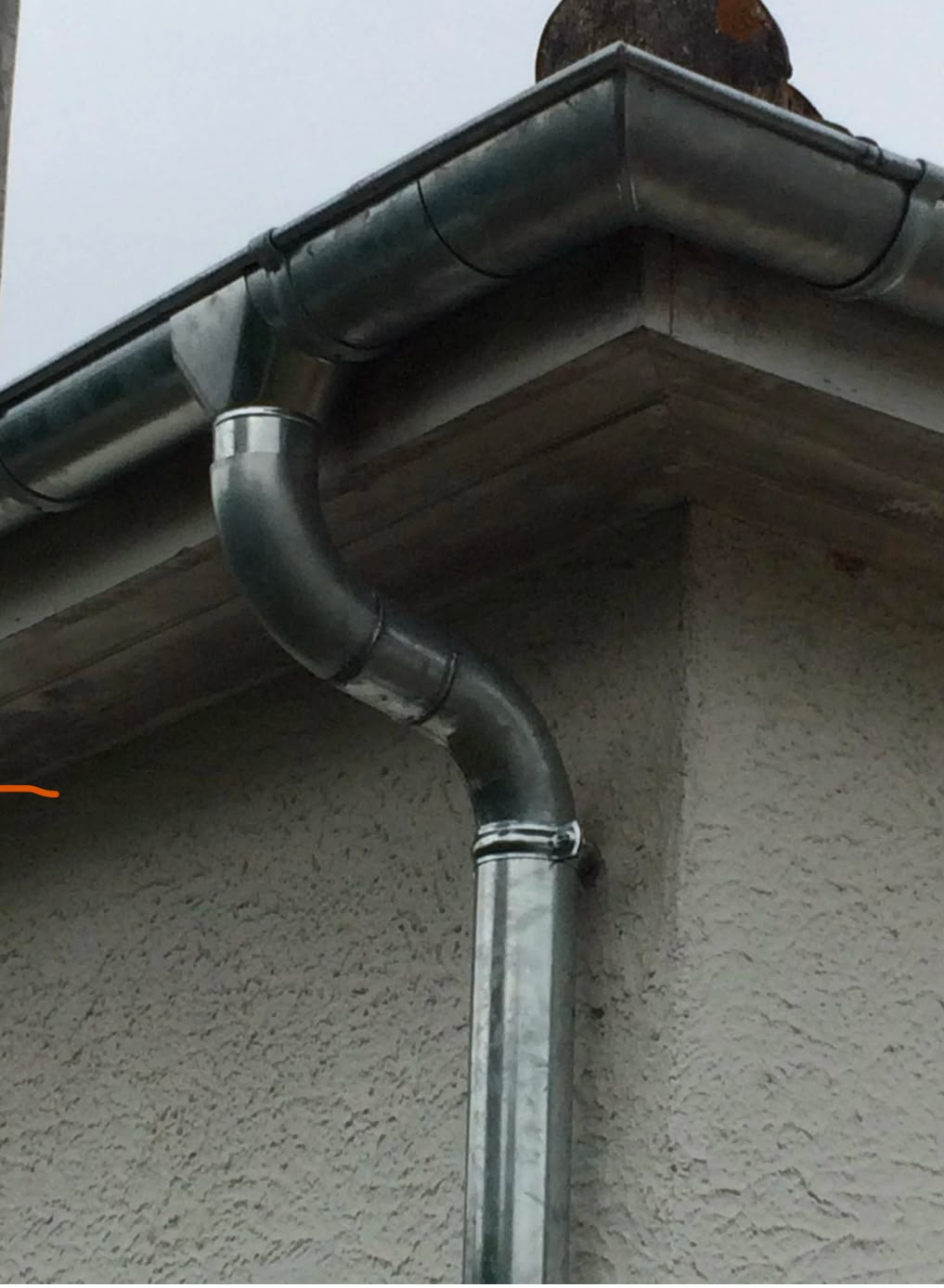 Gouttière et descente en zinc posées à l'angle d'une maison par Vincent Couverture