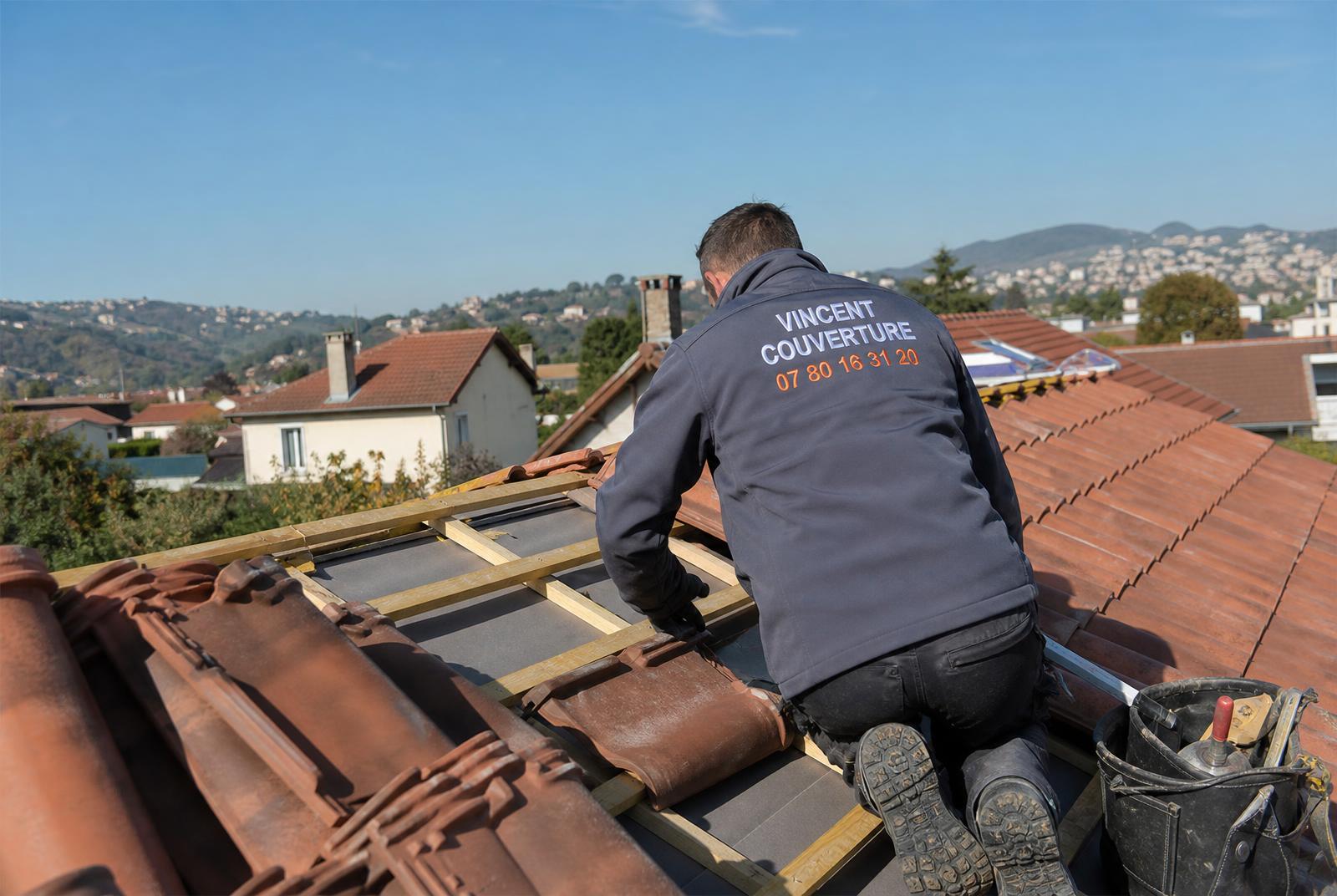 Couvreur Vincent Couverture en veste floquée posant des tuiles sur un toit près de Lyon